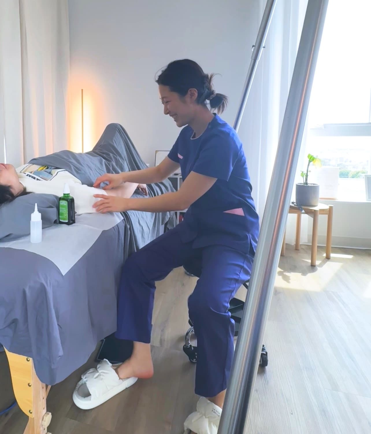 Shiona working hands-on with a client during a Bio-TENS therapy session